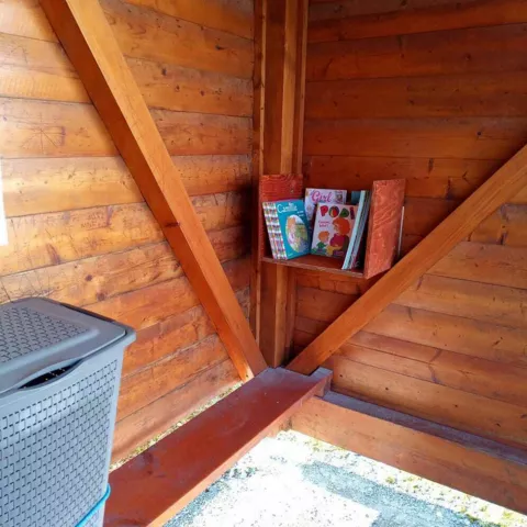 Boite à livres pour les enfants ! Nouveau à l'abri-bus de l'école !!
